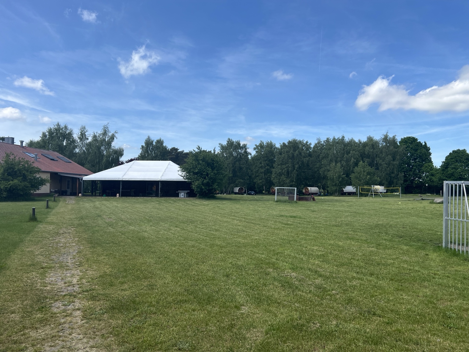 Wiese und Zelt der Location